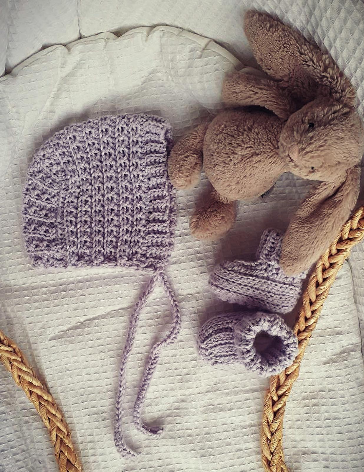 Soft purple Wonder Cable crochet baby bonnet by Lisa van Klaveren