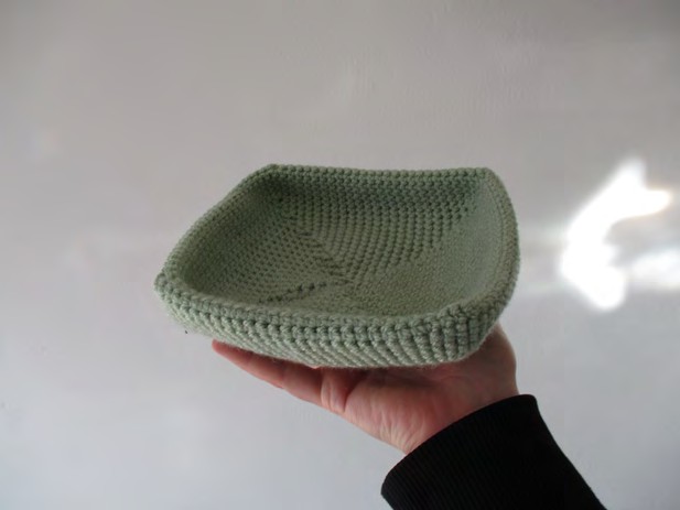 Make the light-green pot and its four supports