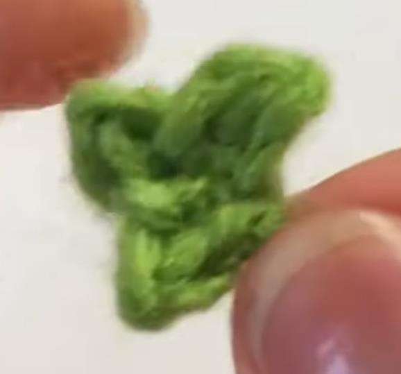 Three-pointed green crochet stigma