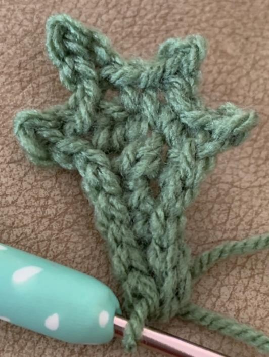 Pointed green crochet poppy leaf