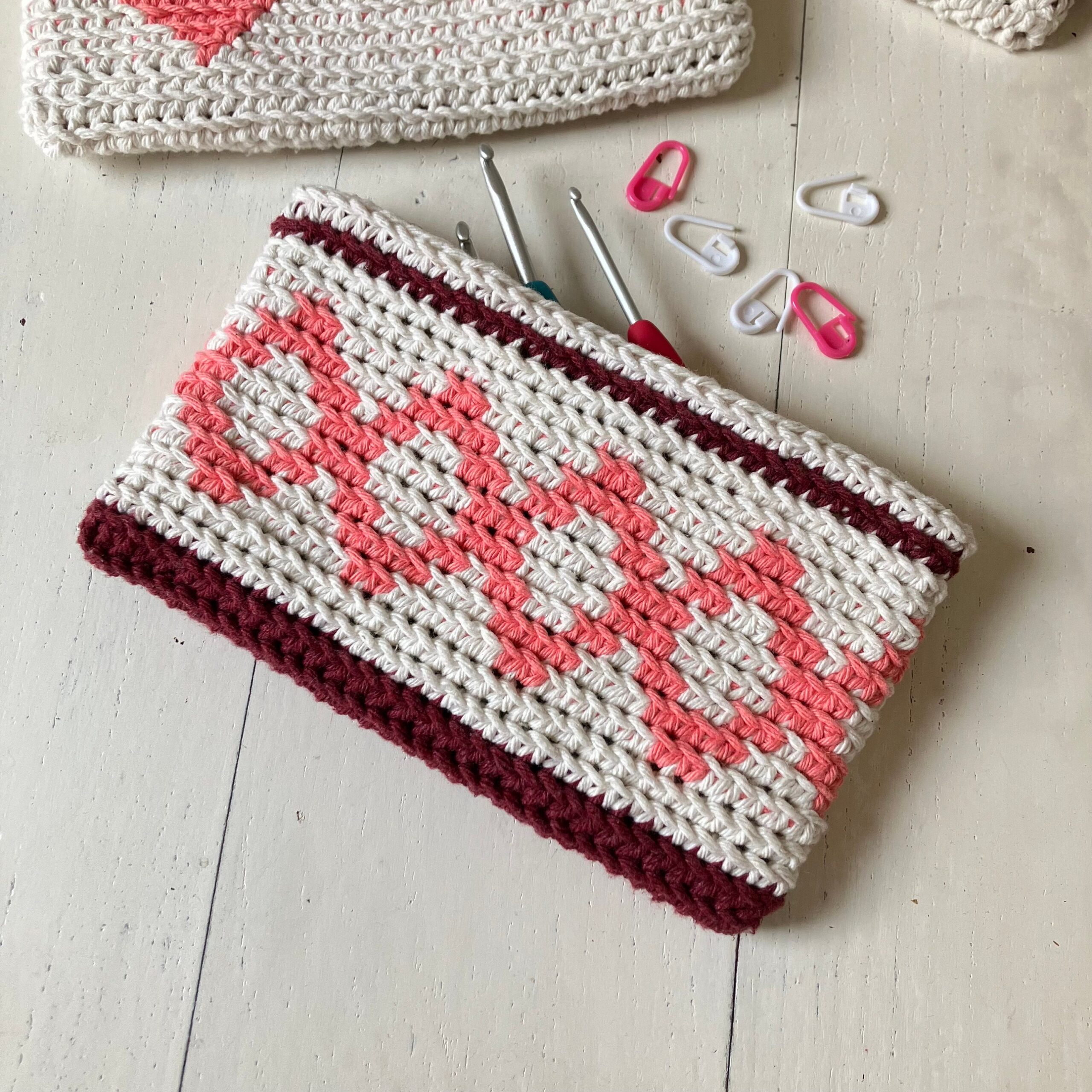 Cream tapestry crochet pencil pouch with pink geometric motifs by Vleugjegroen