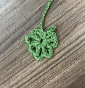 Green crochet leaf before its decorative edging