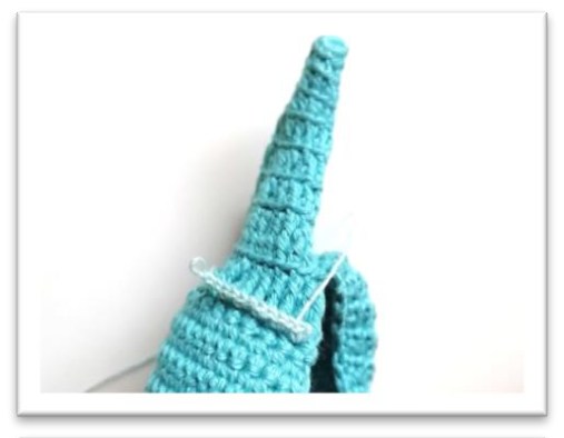 Fine crochet trim following the shell spiral