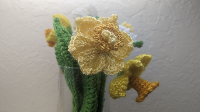 Crochet daffodil flowers with green stems by Liz Shafer
