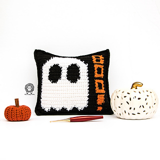 Mad About Boo Halloween Pillow crochet design by Ashley Parker / The Loopy Lamb