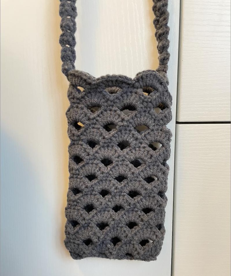 Shell Stitch Phone Pouch crochet design by TimeTravellersCrafts